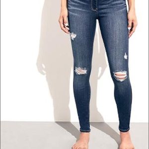 Hollister Low Rise Crop Super Skinny Jeans in Medium Wash - Size 24